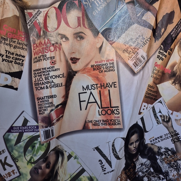 Vintage-Inspired Vogue Magazine Shower Curtain – Retro Glam Bathroom Decor - Picture 6 of 6